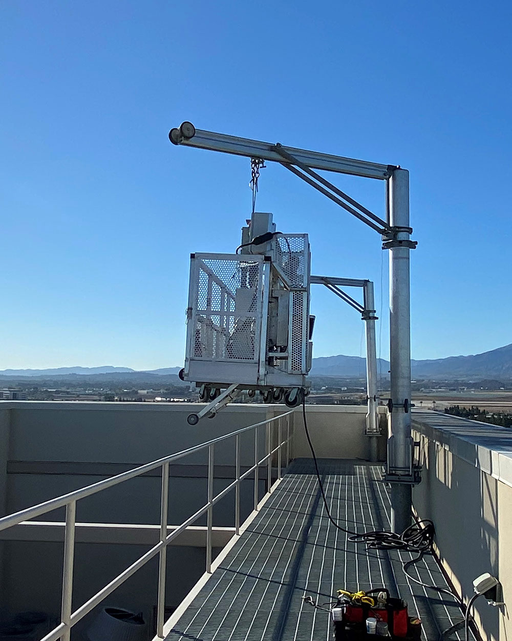 Consulting on swing stages